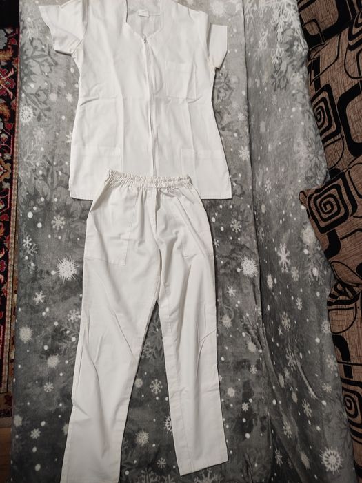 Vând costume medicale  damă