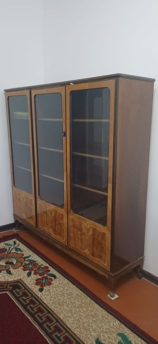 Венгерский трехстворчатый шкаф из массивного орехового дерева