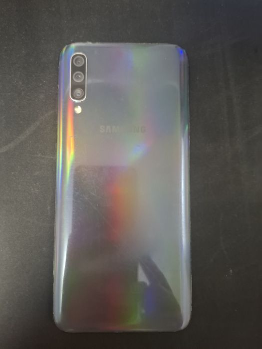Самсунг А50 в хорошем состоянии
