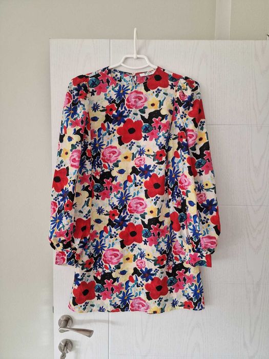 NA-KD цветна рокля с обемни ръкави