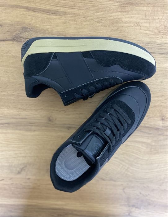 Стильді қара кроссовка