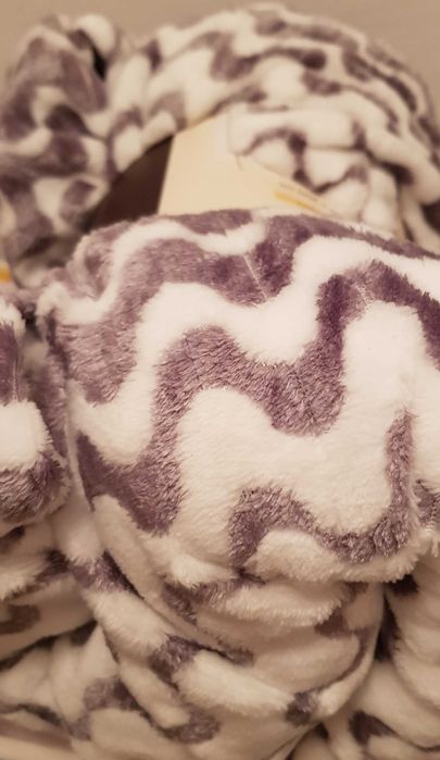 Pătură din material microfibră, cu dimensiunile de: 200 cm x 180 cm