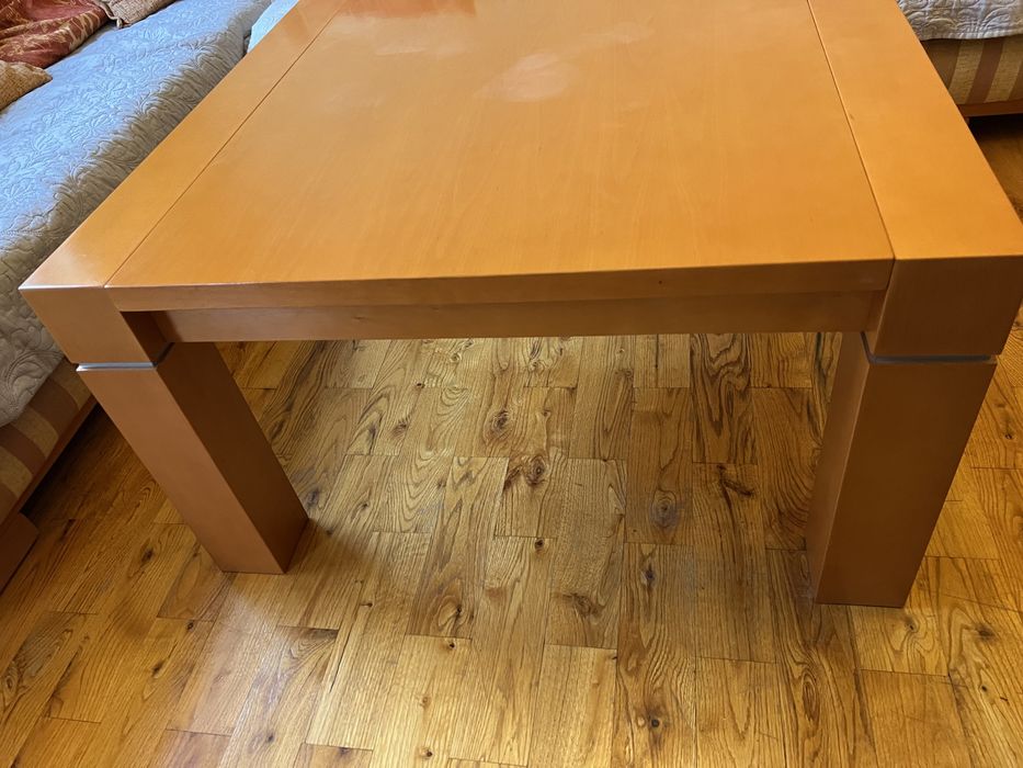 Масивна дървена маса