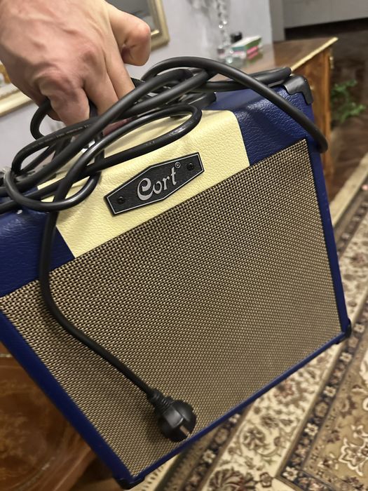 Продается гитара Cort с комбиком в придачу.