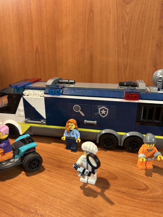 LEGO полицейски камион / мобилна полицейска лаборатория