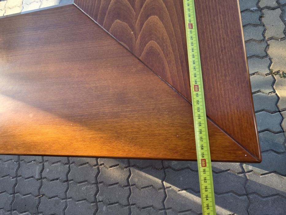 Много солидна трапезна маса