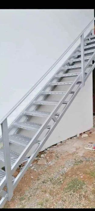 Scari zincate pe comanda