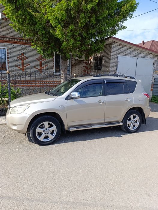 Машина Toyota rav4