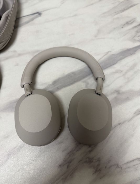 Sony wh 1000 xm5 ещё хм4                   . iPhone Samsung