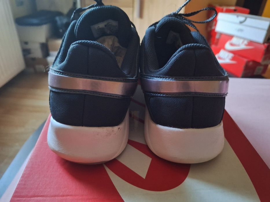 Дамски маратонки Nike Legend Essential 2 Premium.