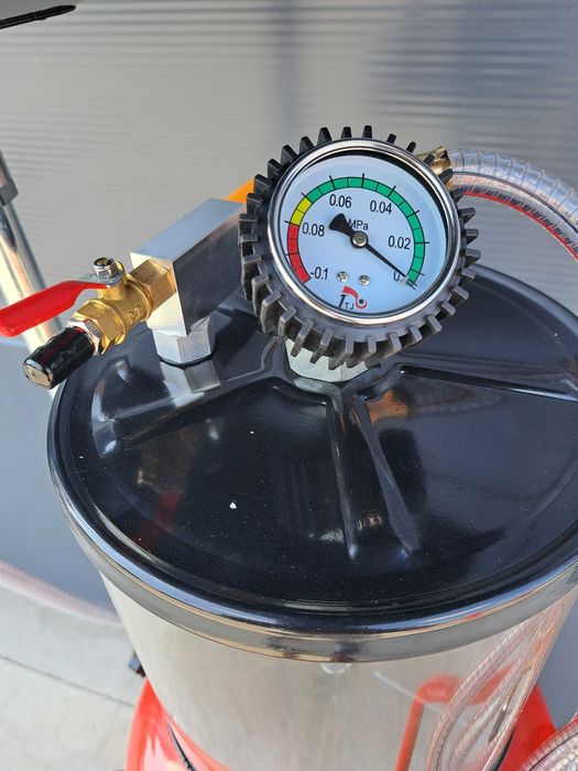 Пневматична машина за източване на масло.Масларка