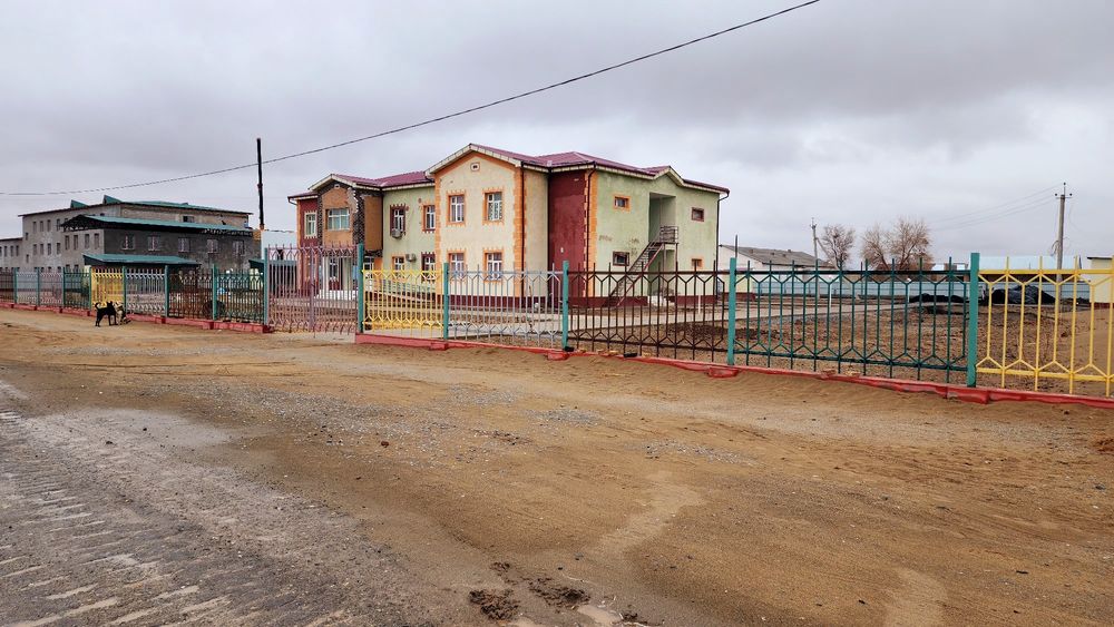 Тоза аэрапортда жой урин сотилади тоза курилаётган десат мактабни орка