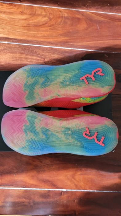 Продавам чисто нови маратонки  TYR