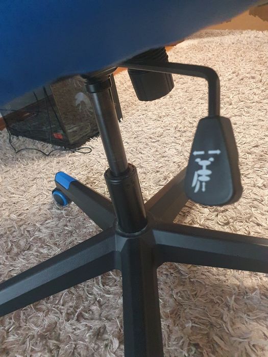 Vând scaun de gaiming