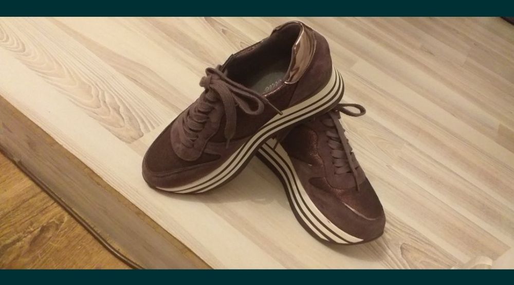 Adidași cu talpa înaltă