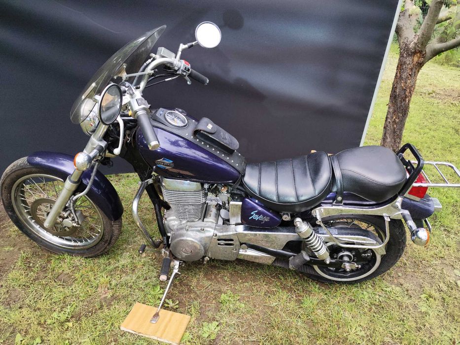 Motocicleta Kawasaki ER5 si Suzuki Sovage NP41B