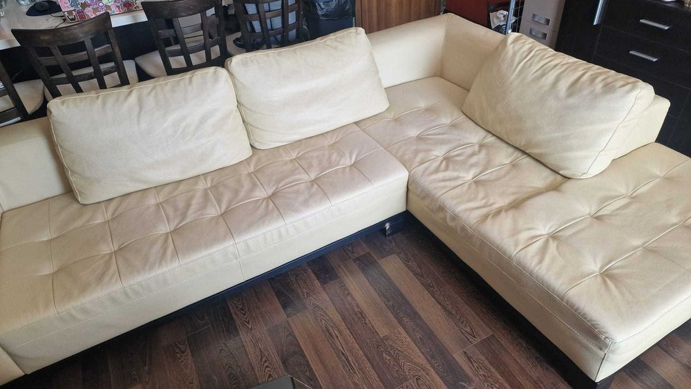 Ъглов кожен диван - запазен - следи от употреба - 600 евро
