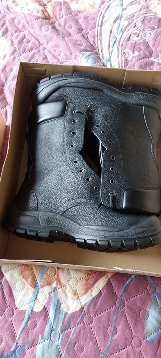 Работни обувки с бомбе. Три чифта. 44 номер.