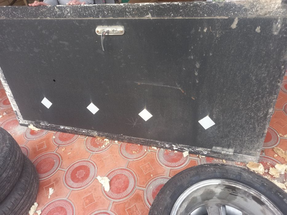 Входная дверь (левой стороной )