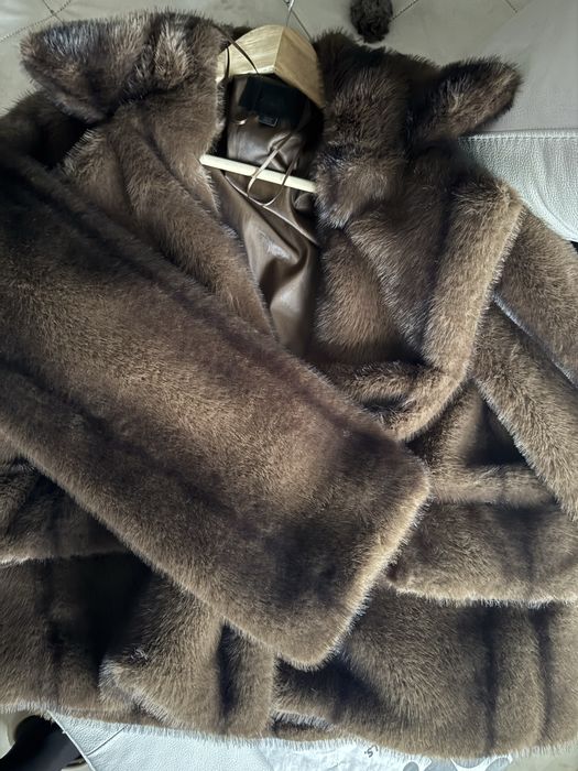 Zara , уникална имитация на норка, черен етикет предполагащ високият клас на Зара