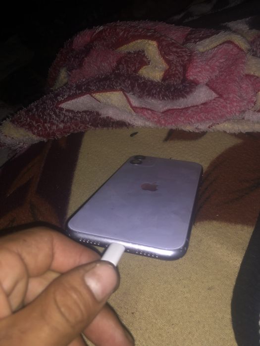 Vand iphon 11 sanatatea bateriei ieste 100  vine cu cutie si garantie 2 ani
