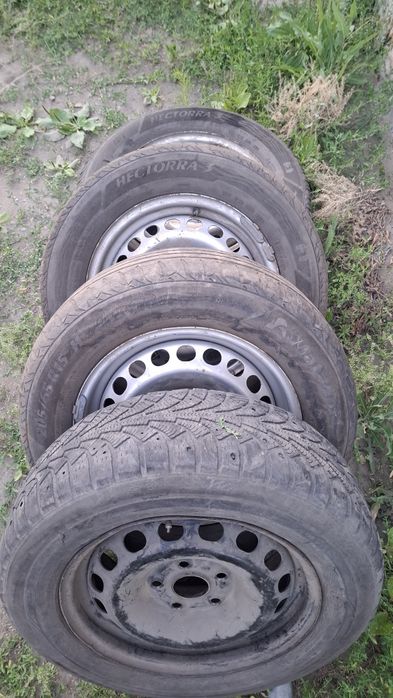 Продам комплект  шин на дисках  R15