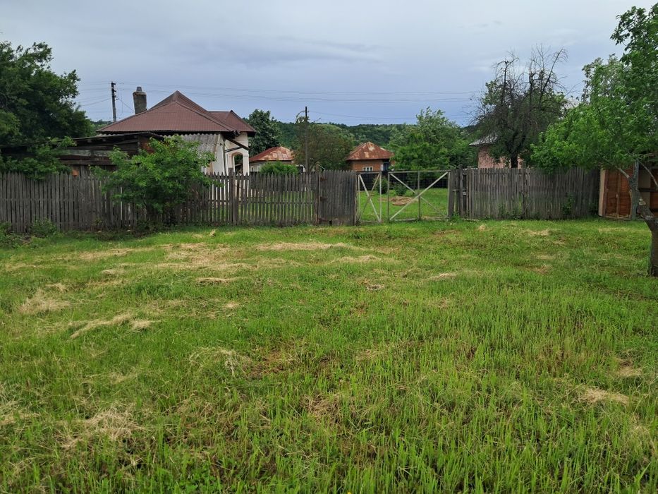 Se vinde CASA SI TEREN