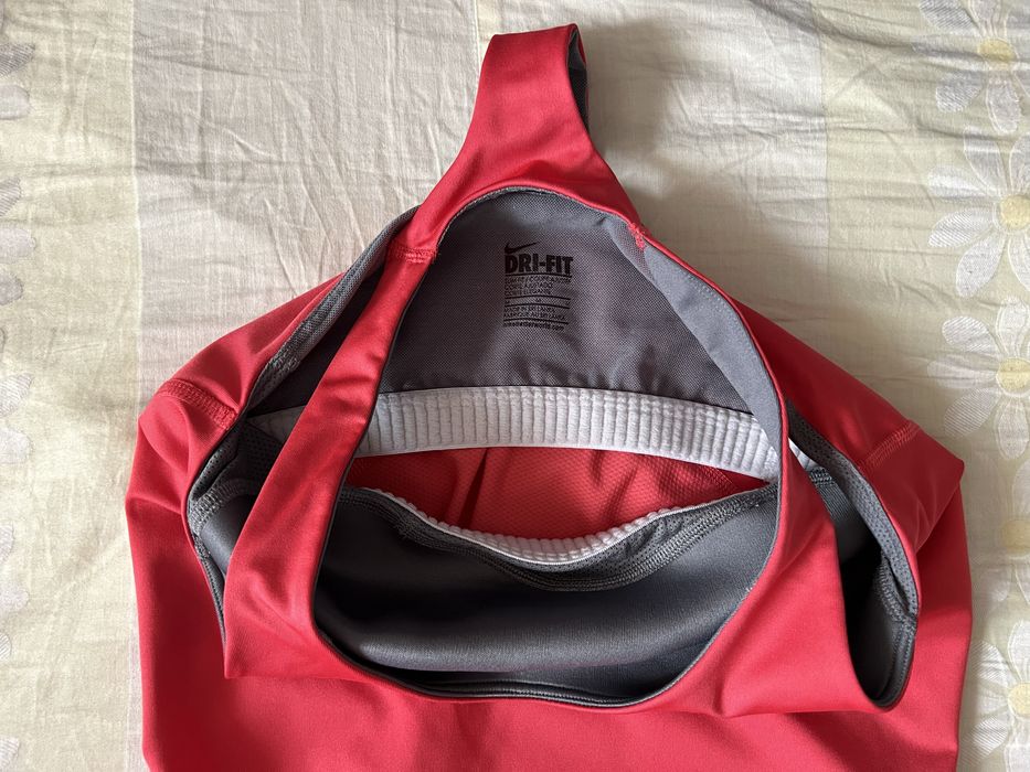 Maieu fitness cu bustiera Nike Dri-Fit M
