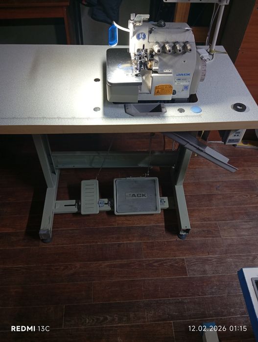 Оверлок 4 нитки новый почти