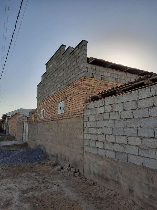 Hovli sotiladi, 5 sotokli, 3 xona qurilgan, Kitob tumani markazida