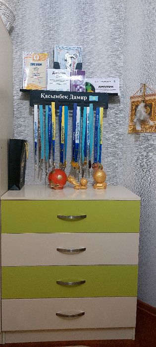 ПРОДАЕТСЯ ДЕТСКАЯ МЕБЕЛЬ 
В хорошем состоянии. 
Кровать, угловой шкаф,