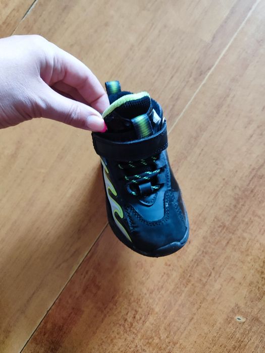 Продам детские кросовки