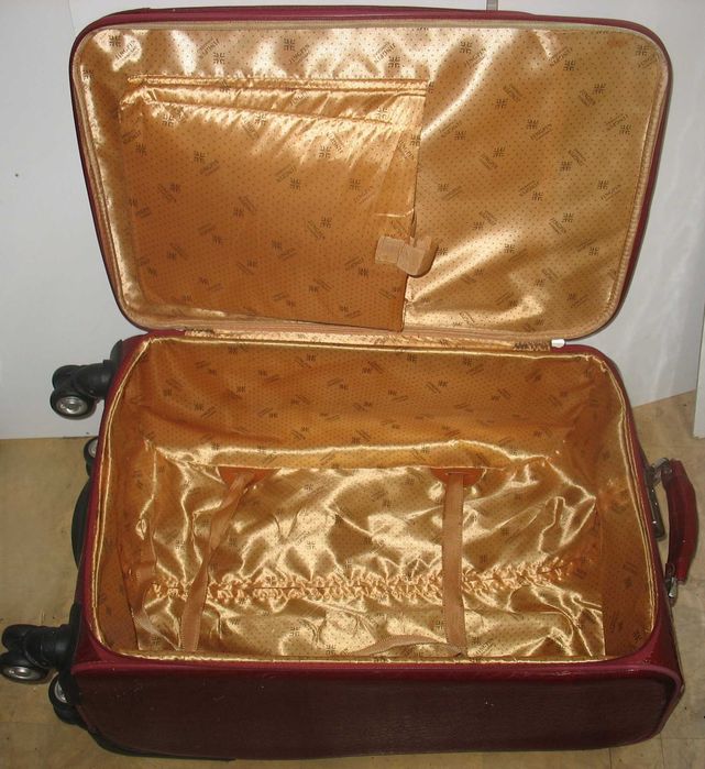 Чемодан с ручкой на колёсиках