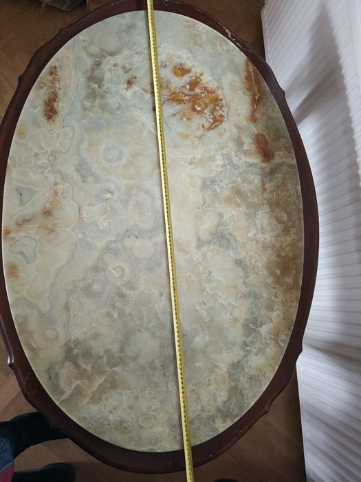Vând masa antică, ovala, cu placa de marmura