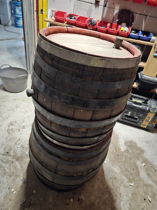 Se vinde 2 butoaie de lemn