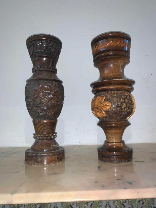 Vaza din lemn scultat manual