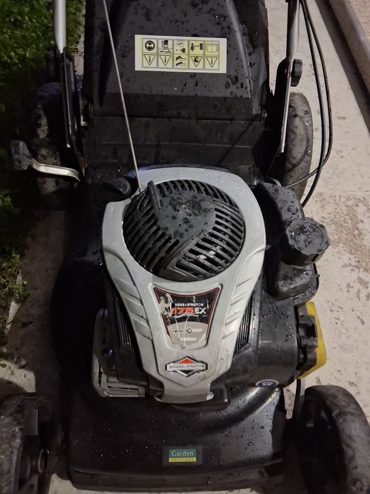 Vând mașină de tuns gazon pe benzină Garden Feelings .