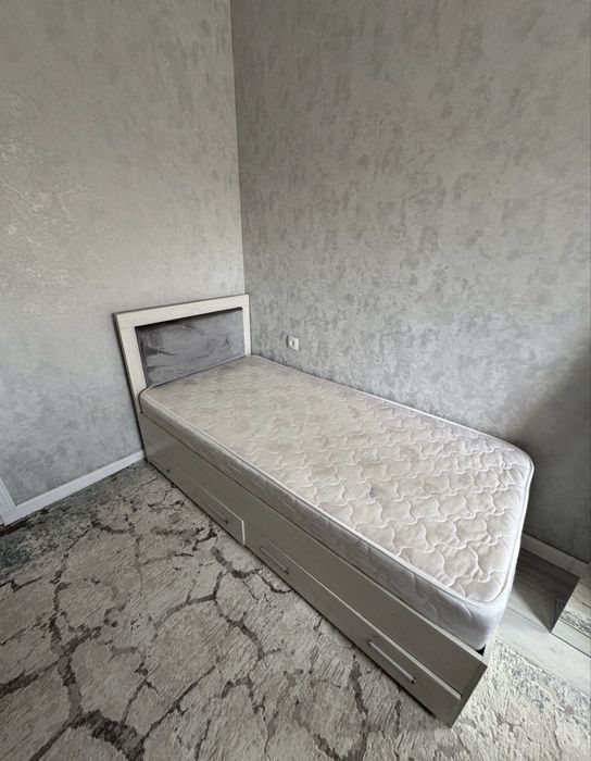 Кровать с матрасом