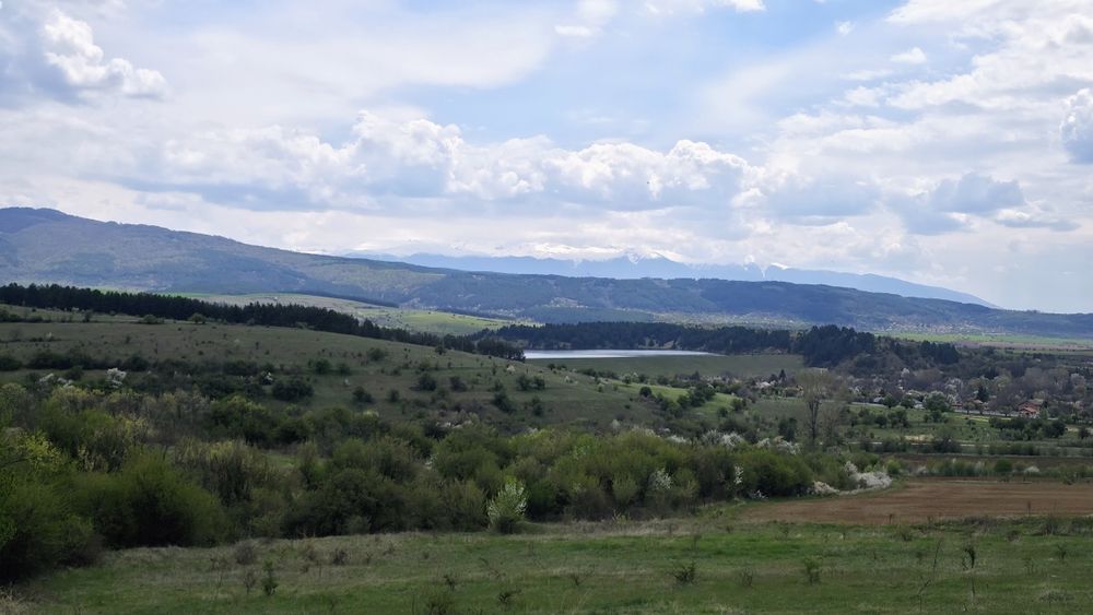 Продава се парцел в село Долна Диканя с гледка към язовира