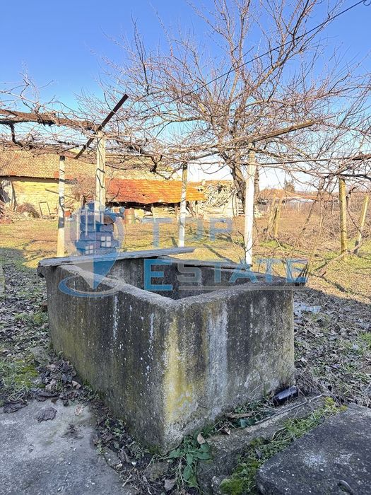 Тухлена къща с кладенец в с. Козаревец, област Велико Търново