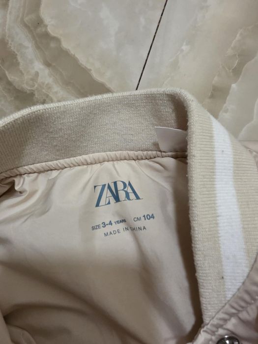Geacă Zara mărimea 98-104 cm impecabilă culoarea crem