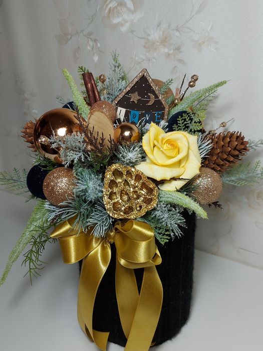 Aranjamente de Craciun cu flori lucrate manual.