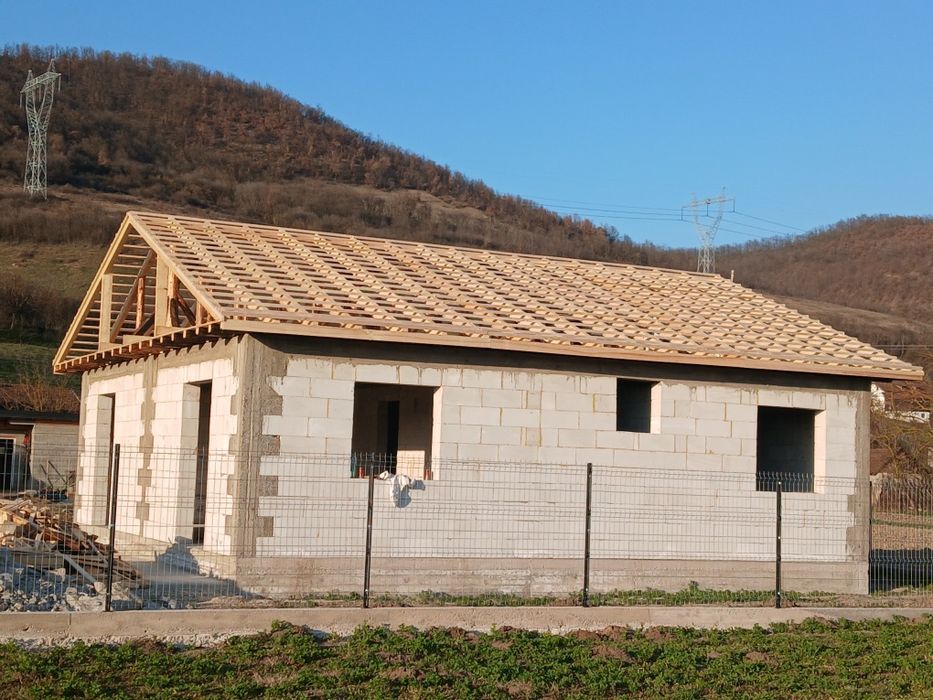 Vand casa  la rosu