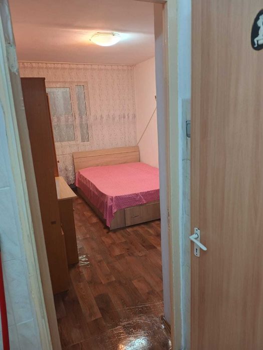 Închiriez apartament 2 camere, confort 2 decomandat, utilat și mobilat, suprafață totală 40 mp, etajul 3 /4.
