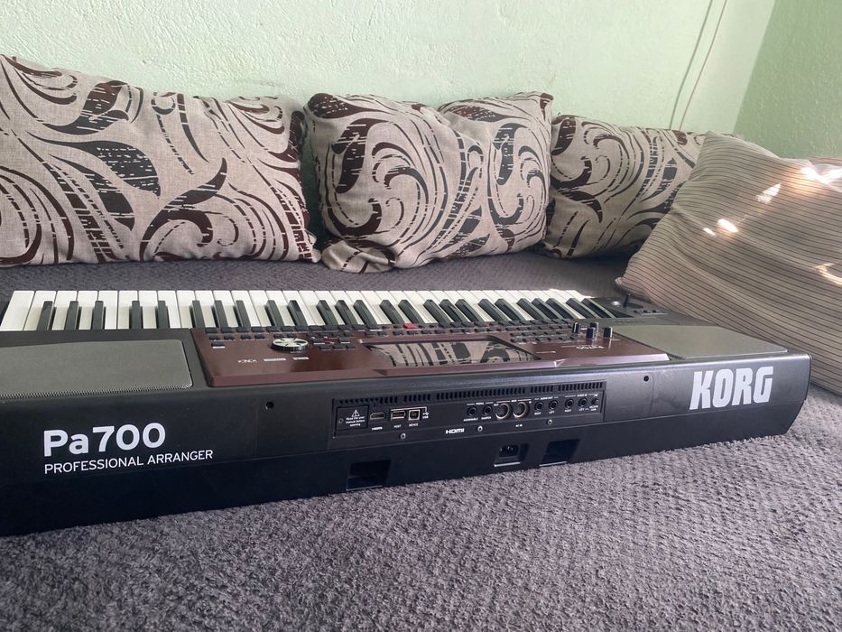 Korg pa 700  Във Отлично Състояние