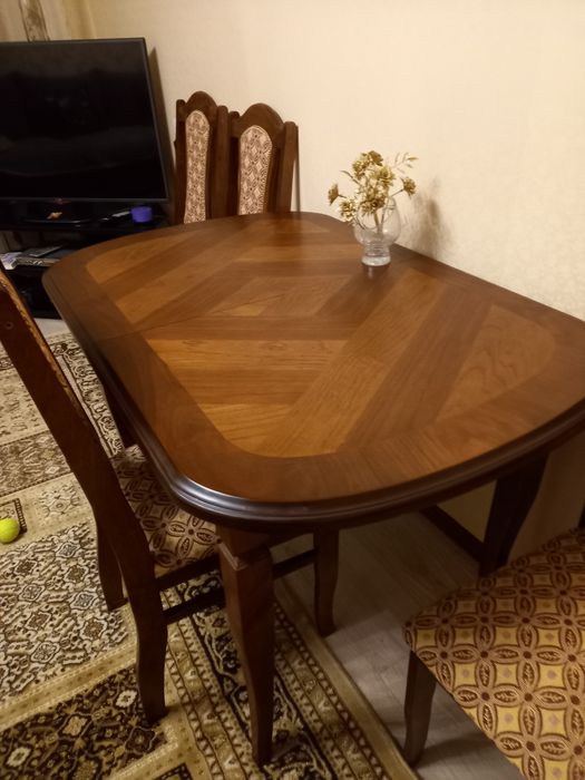 Стол со стульями для гостиной