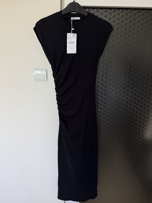 Чисто нова дълга черна рокля по тялото