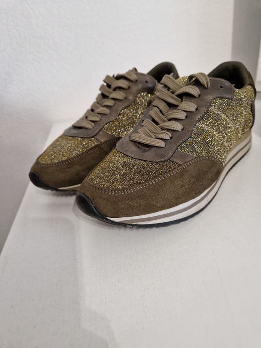 Сет сникърси, шапка, обеци