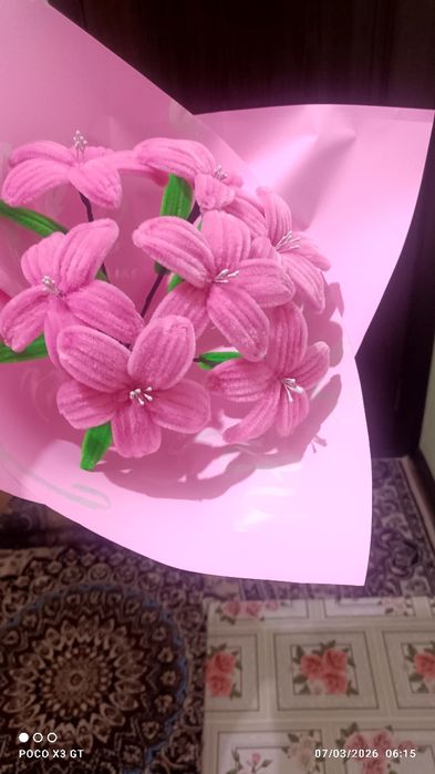 Momiq gul qoʻldan yasalgan, suliymaydigan buketlar.