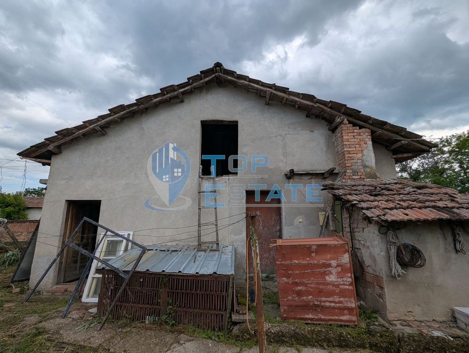 Тухлена къща с голям двор и кладенец в село Караисен, община Павликен